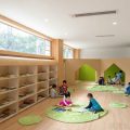 幼兒園裝修設計效果圖原木風定制收納閱讀書柜。童躲避屋，色環保裝修。