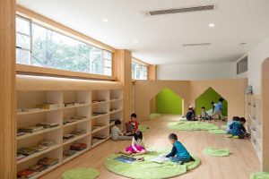 幼兒園裝修設計效果圖原木風定制收納閱讀書柜。童躲避屋，色環保裝修。