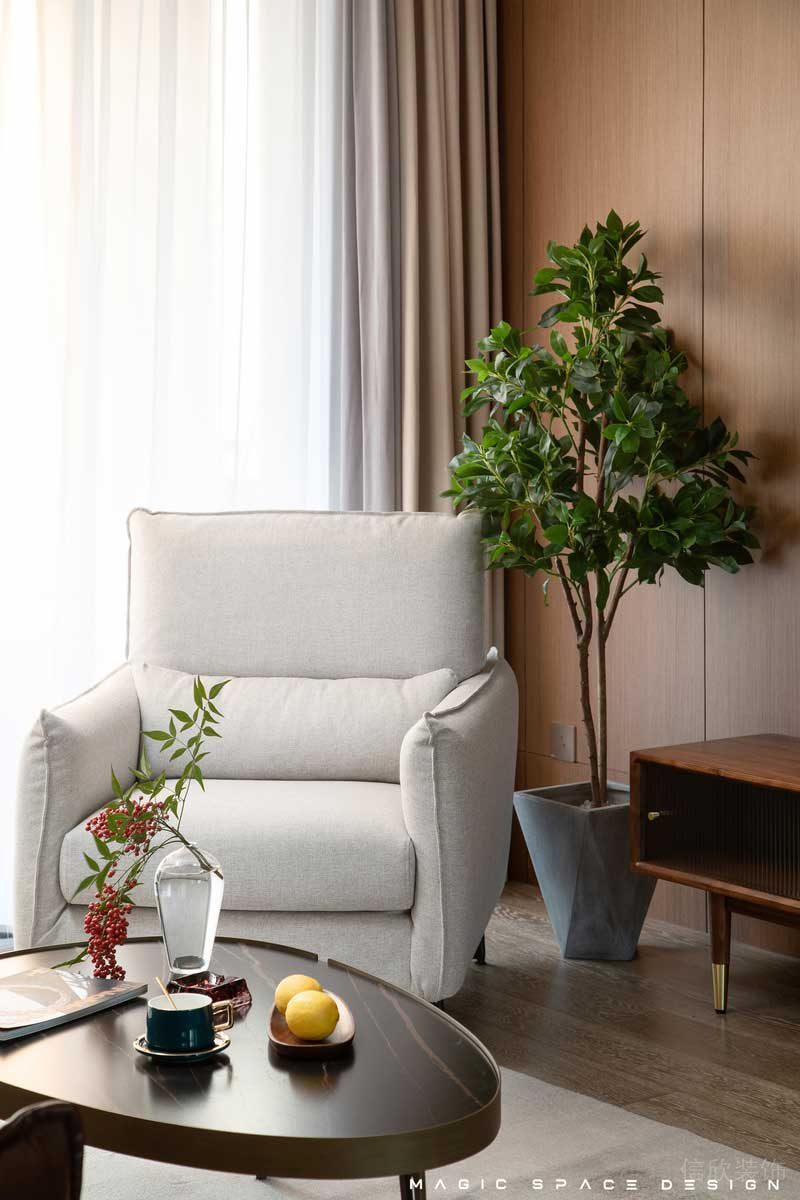 綠植搭配，金屬材質(zhì)，單人米色布藝沙發(fā)