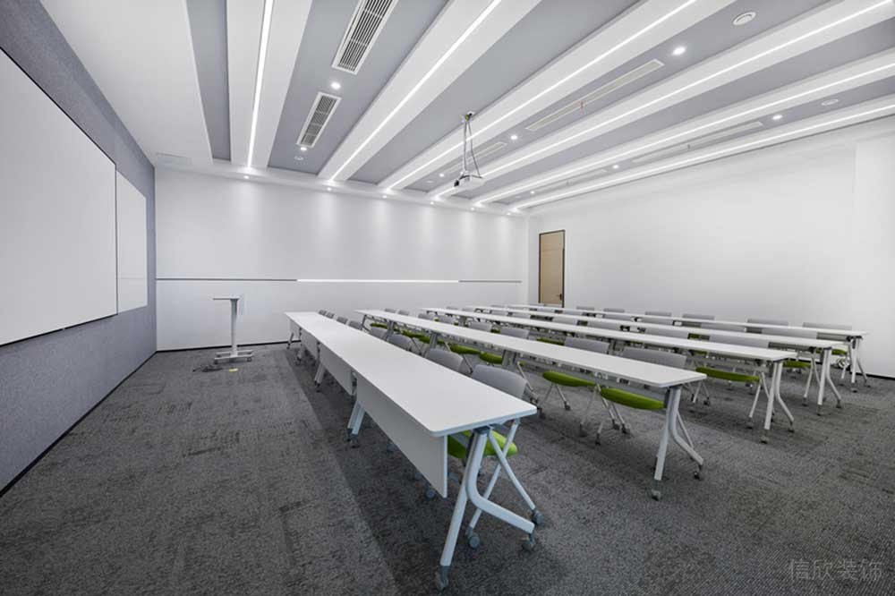 深圳市龍華區(qū)鴻榮源天俊現(xiàn)代簡約風格辦公室裝修培訓(xùn)室