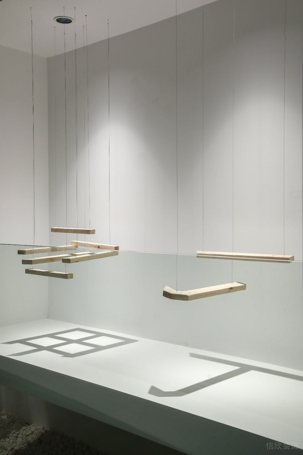 簡(jiǎn)約風(fēng)格辦公場(chǎng)所案例走廊情景藝術(shù)展示區(qū)裝修圖