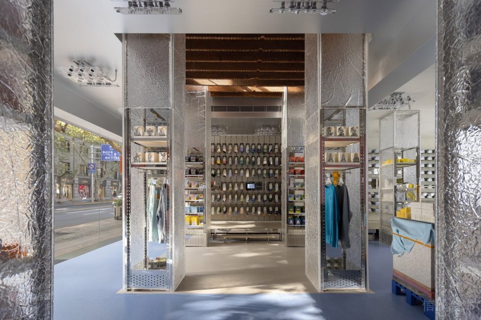 深圳市寶安區(qū)沙井現(xiàn)代風(fēng)服裝店裝修設(shè)計柱子展架