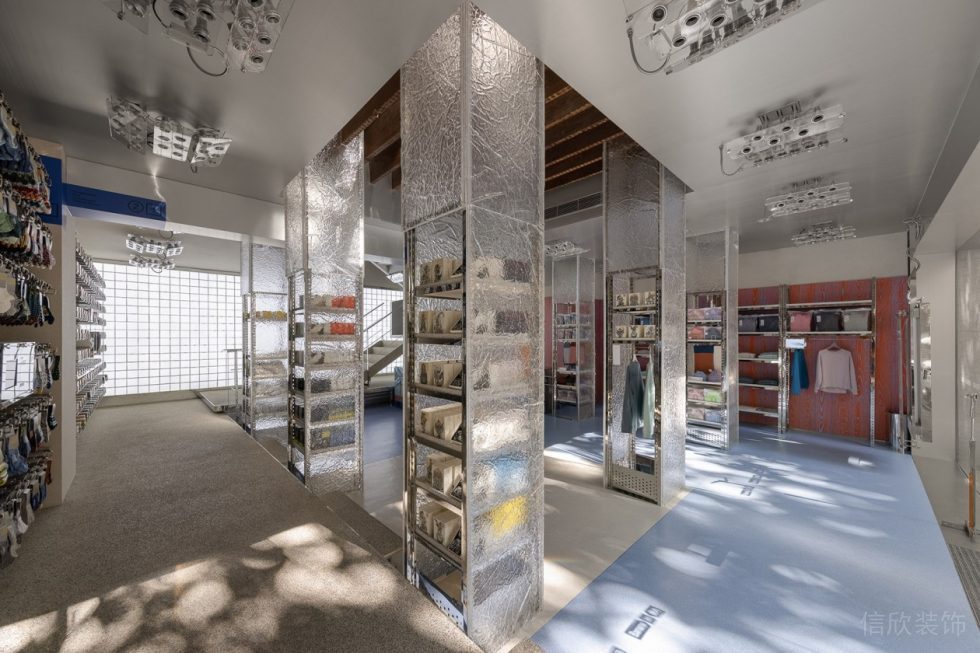 深圳市寶安區(qū)沙井現(xiàn)代風(fēng)服裝店裝修設(shè)計白色石膏板原木格柵頂