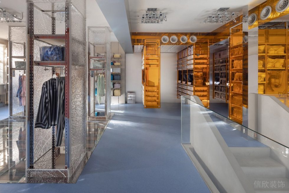 深圳市寶安區(qū)沙井現(xiàn)代風(fēng)服裝店裝修設(shè)計黃色亞克力玻璃展架
