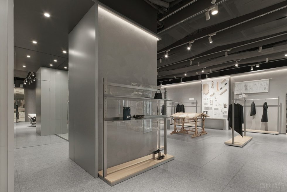 深圳市龍崗區(qū)坂田“一尚門”買手店裝修設(shè)計黑色原始軌道燈吊頂