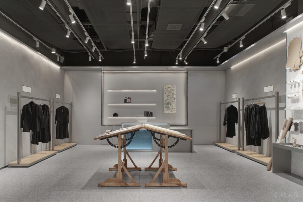 深圳市龍崗區(qū)坂田“一尚門”買手店裝修設(shè)計原木造型展架
