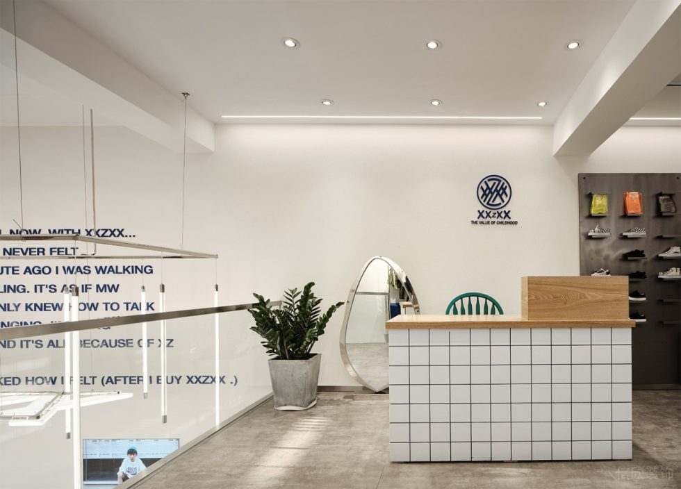 深圳市龍華區(qū)大浪潮牌店收銀臺裝修設(shè)計