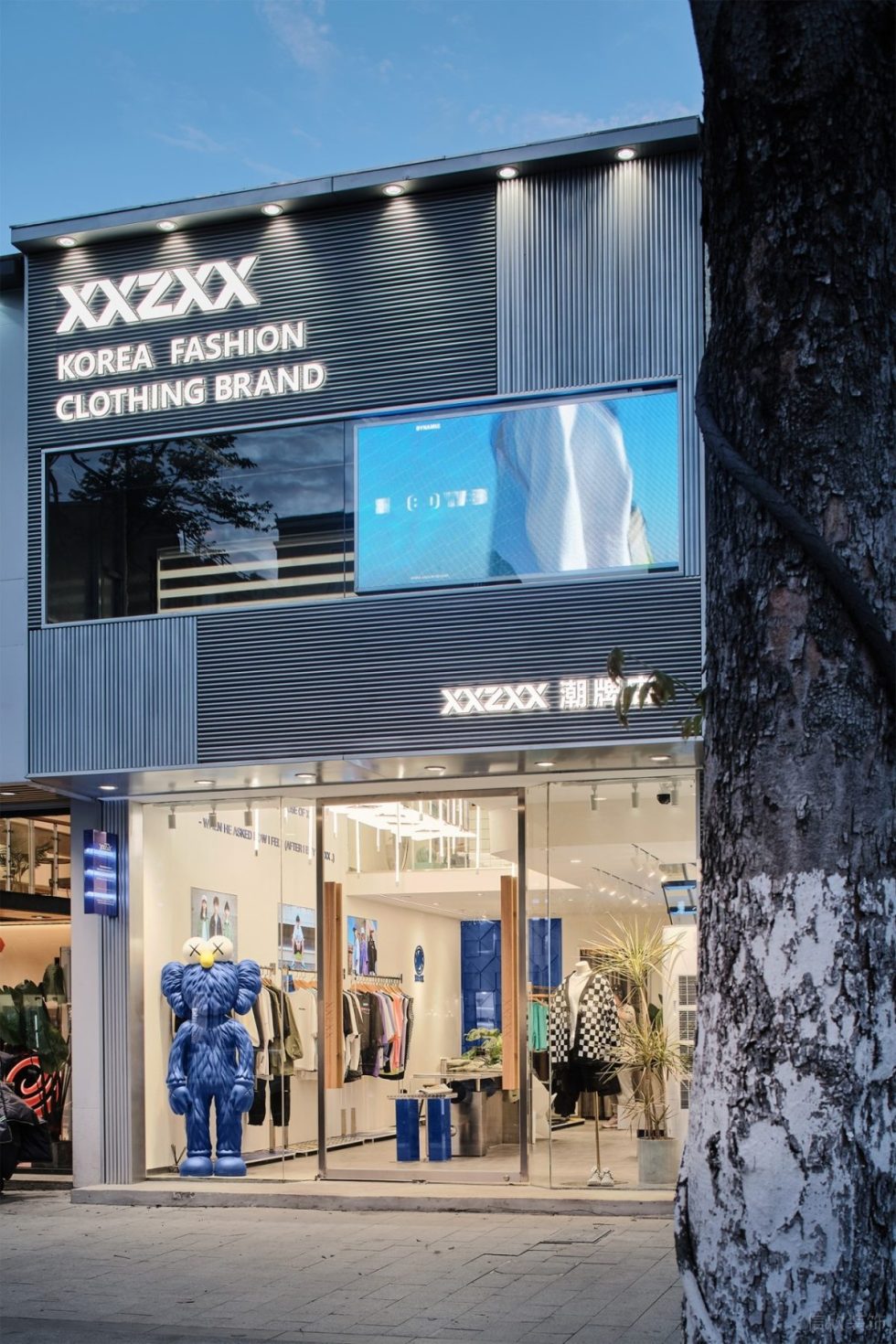 深圳市龍華區(qū)大浪潮牌店裝修玻璃門面外觀設(shè)計