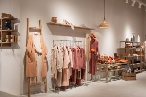 深圳市龍華區(qū)大浪現(xiàn)代風(fēng)jane Express服裝店鋪裝修設(shè)計暖色背景墻
