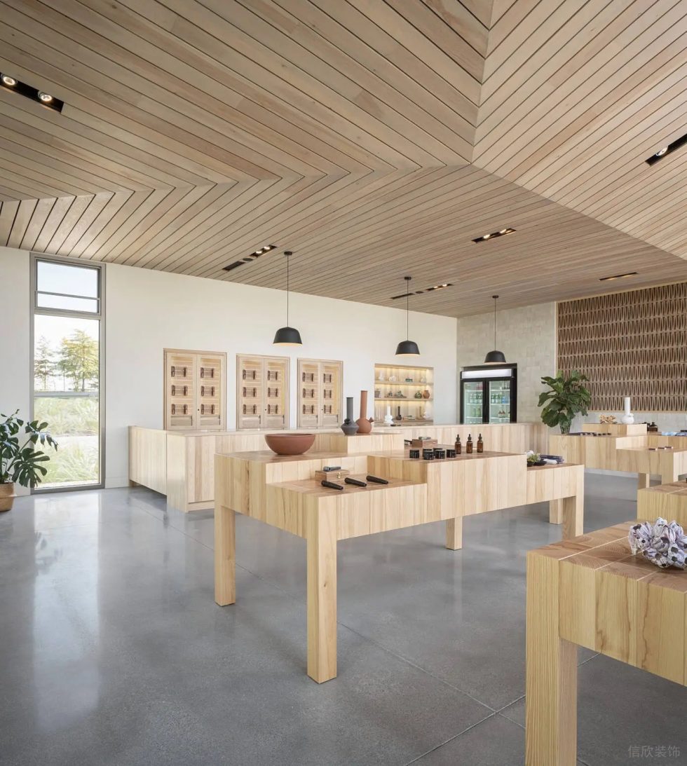 深圳市福田區(qū)華強海藻旗艦緬因州品牌 Seaweed Co. 的旗艦店裝修設(shè)計 原木風(fēng)展臺