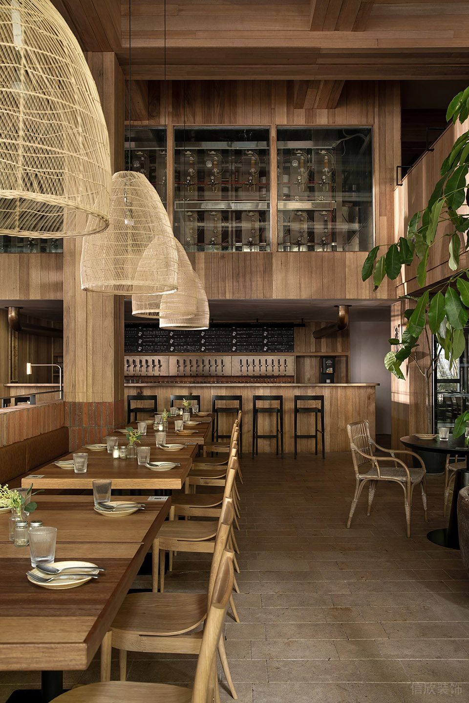 舒適原木風餐廳舒適用餐區(qū)設(shè)計效果圖