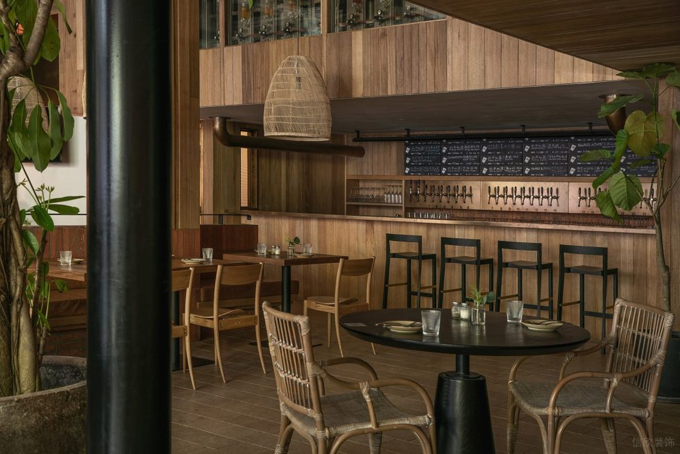 舒適原木風餐廳原木調(diào)酒吧臺裝修設(shè)計