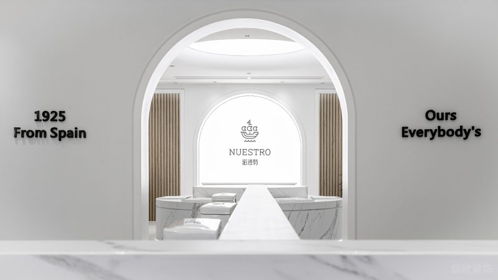 白色主調(diào)衛(wèi)浴展廳裝修方案 圓形拱門品牌logo