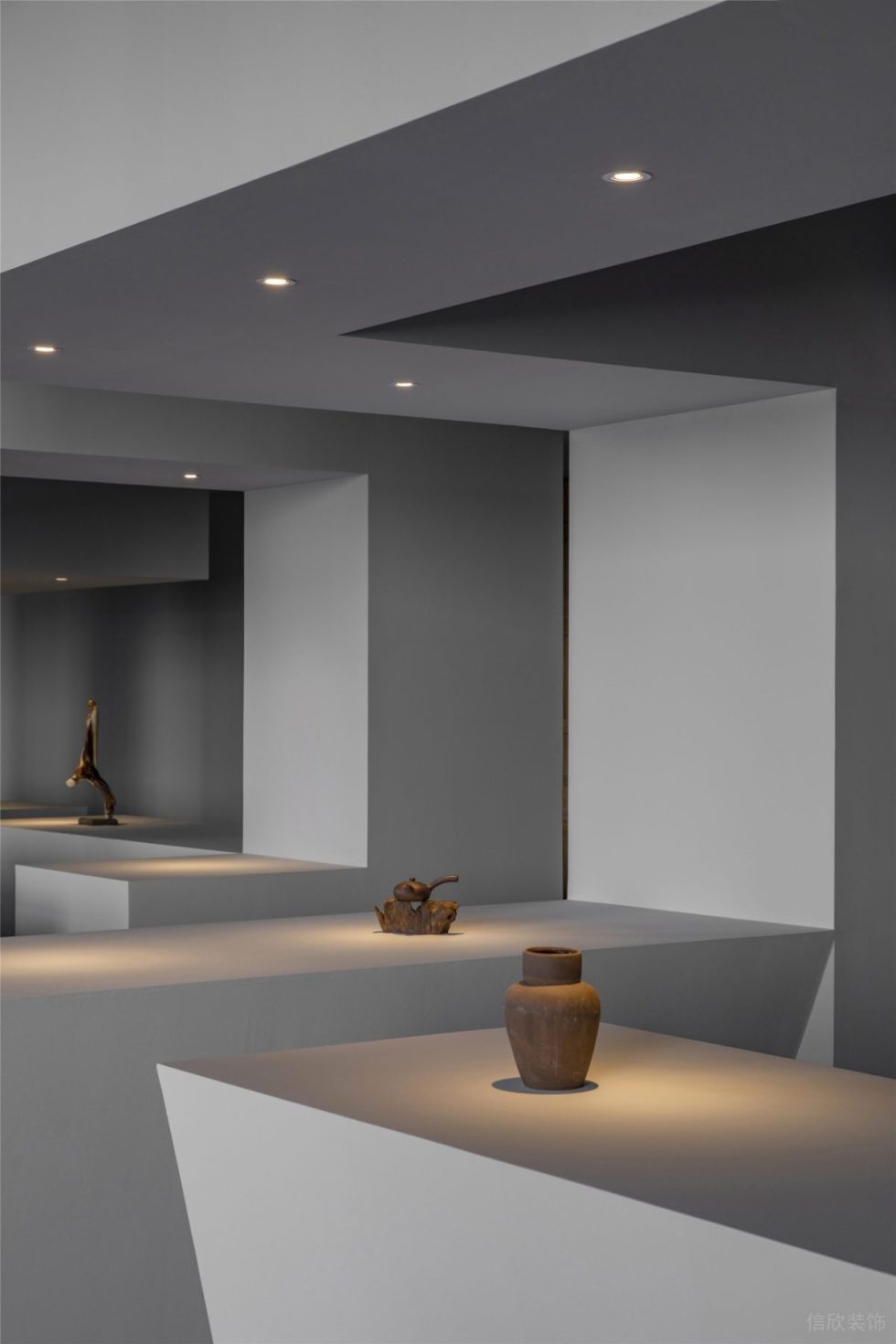 極簡中式混搭風陶瓷藝術(shù)品展廳裝修設(shè)計 暖光筒燈效果