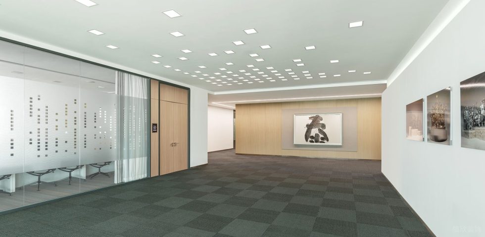 淡色現(xiàn)代風辦公室裝修設(shè)計淺色調(diào)過廊效果圖