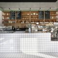 深圳羅湖水貝面包店實木展柜裝修設(shè)計