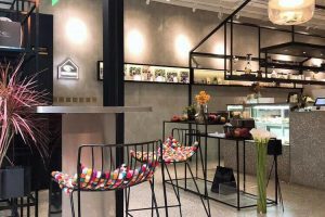 面包店靠墻鐵藝吧臺(tái)吧椅裝修圖