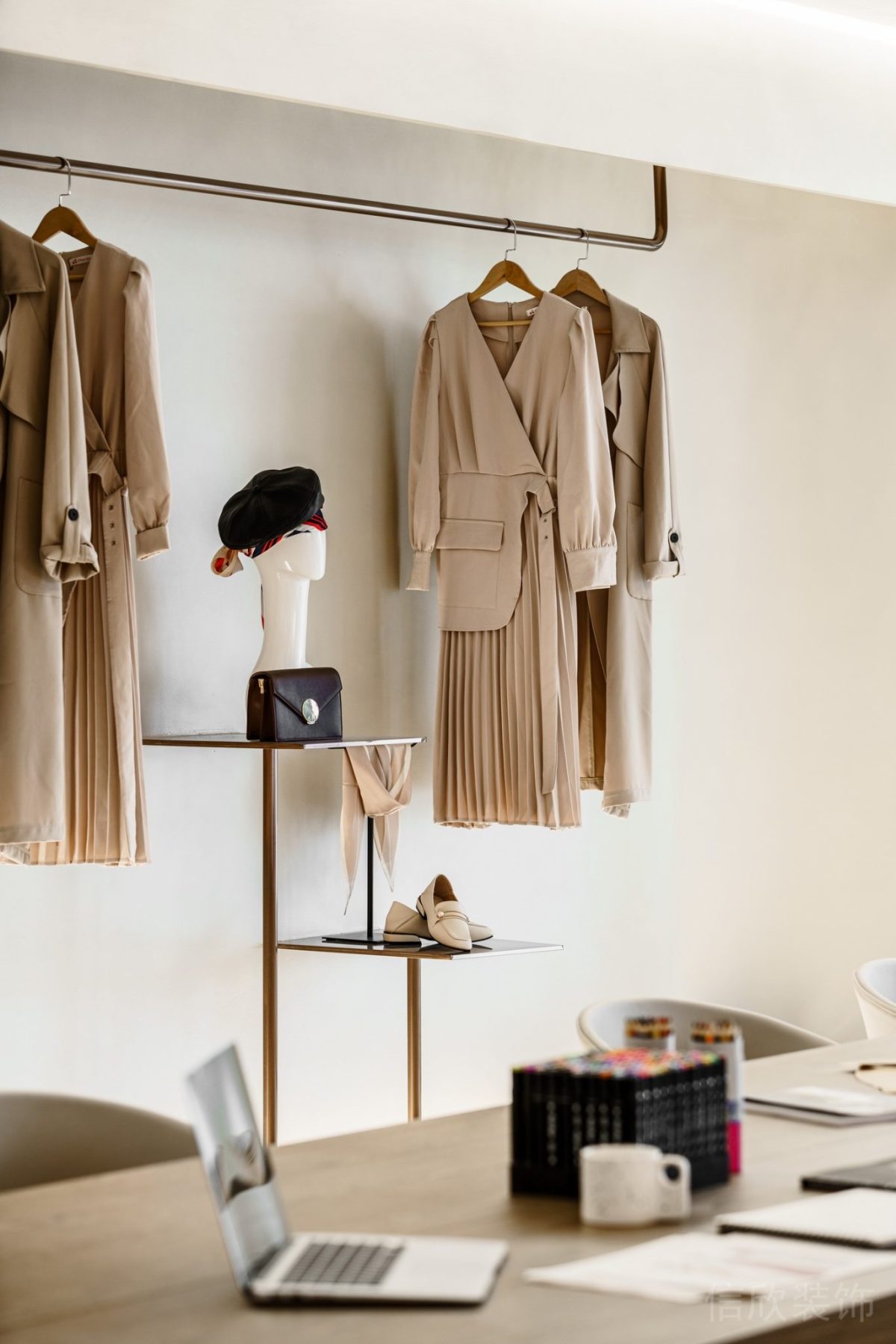 服裝現(xiàn)代店鋪裝橫復古銅色晾衣桿設計效果圖