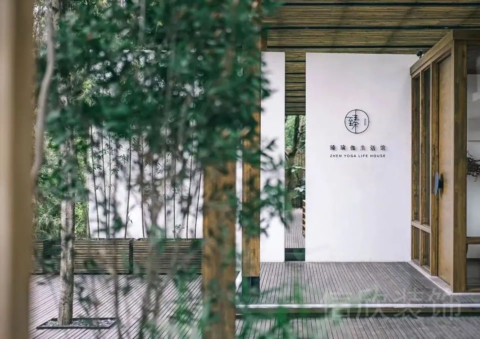 瑜伽生活館地臺木板鋪貼裝修設計中式簡約風玄關處