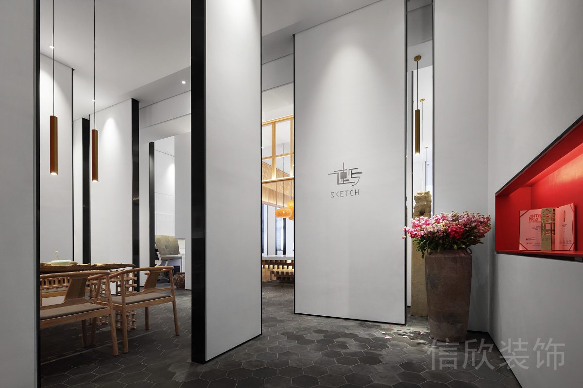 黑白色調(diào)墻體隔斷旋轉(zhuǎn)偏軸門設計木質(zhì)家具過道設計辦公室