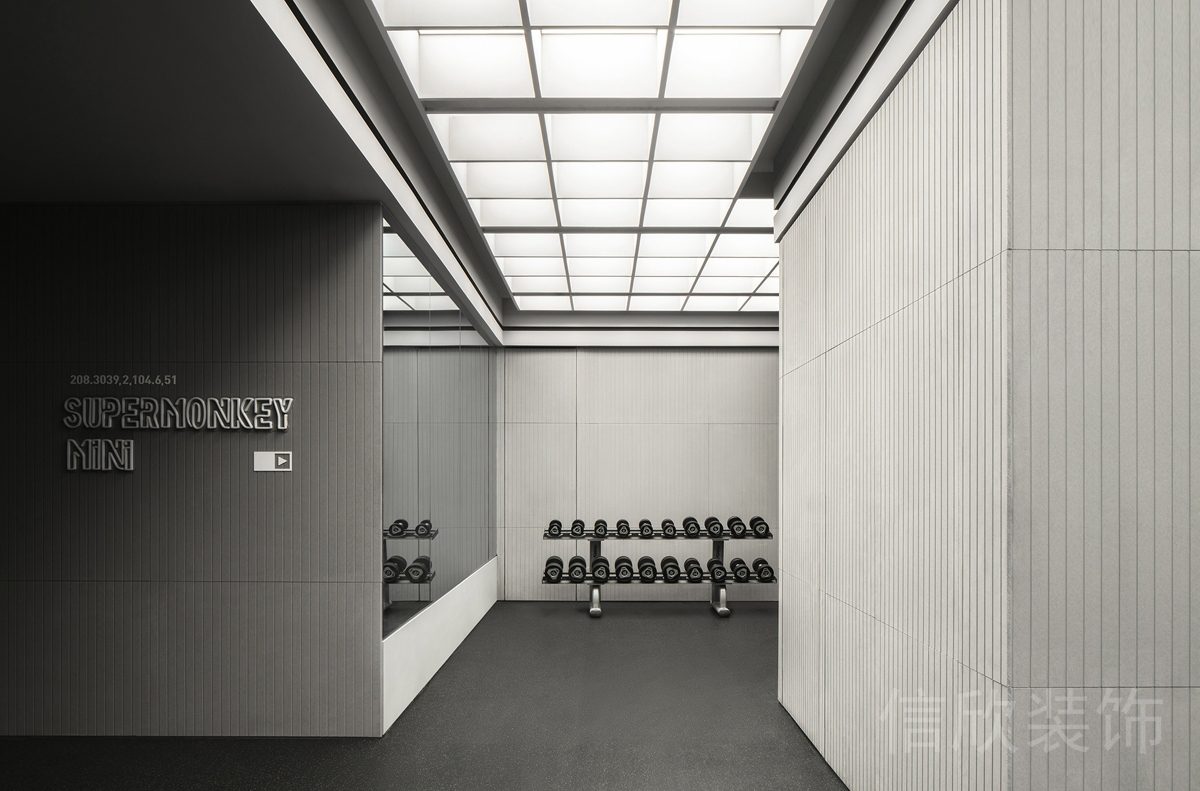 健身房裝修效果圖力量區(qū)啞鈴鏡面銀色設計圖