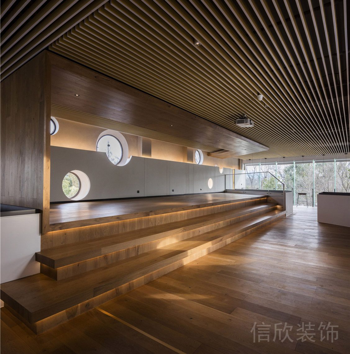L型原木天花板裝修內(nèi)嵌式暖色調(diào)燈條辦公室員工休息區(qū)設(shè)計效果圖